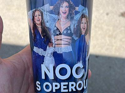 kelímek_noc_s_operou